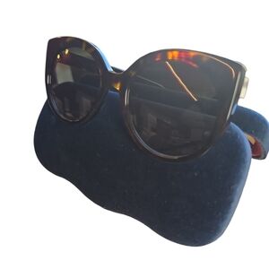 *NWOT* Gucci Sunglasses slight cat eye